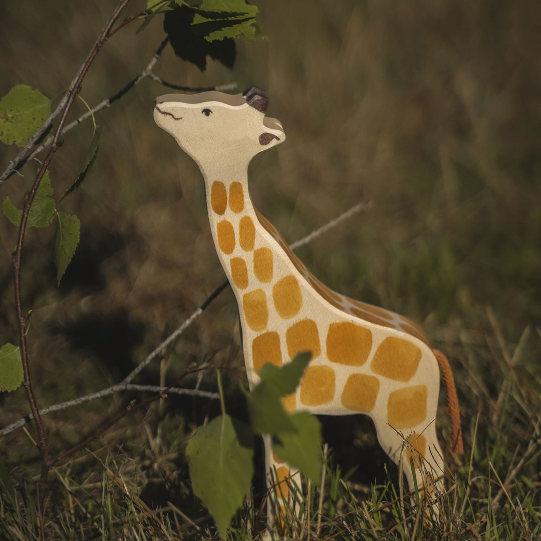 Holztiger giraffe, head raised