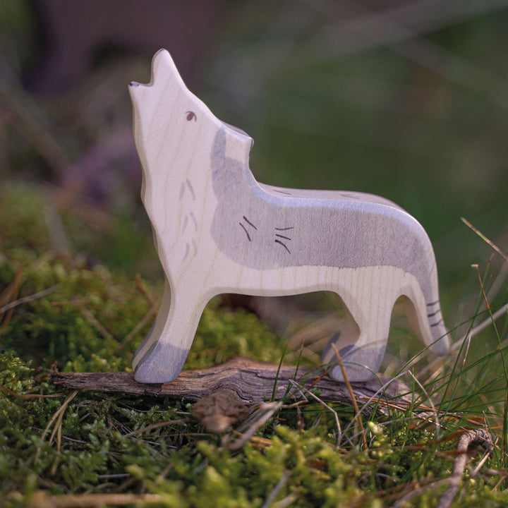 Holztiger wolf howling