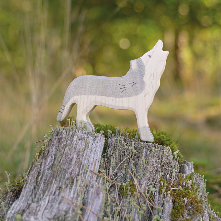 Holztiger wolf howling