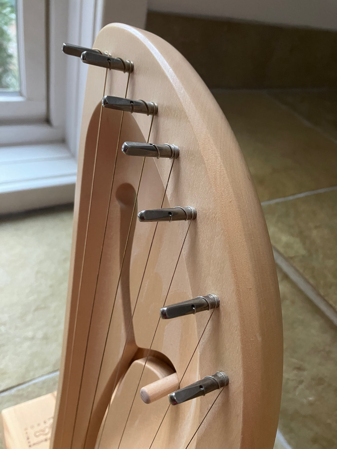 Auris Children's Lyre, pentatonic, 7 strings with stand (gently played)