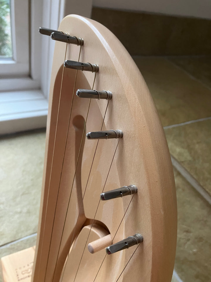 Auris Children's Lyre, pentatonic, 7 strings with stand (gently played)