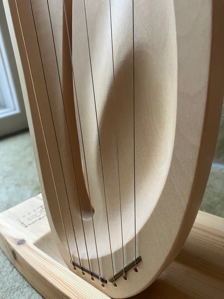 Auris Children's Lyre, pentatonic, 7 strings with stand (gently played)