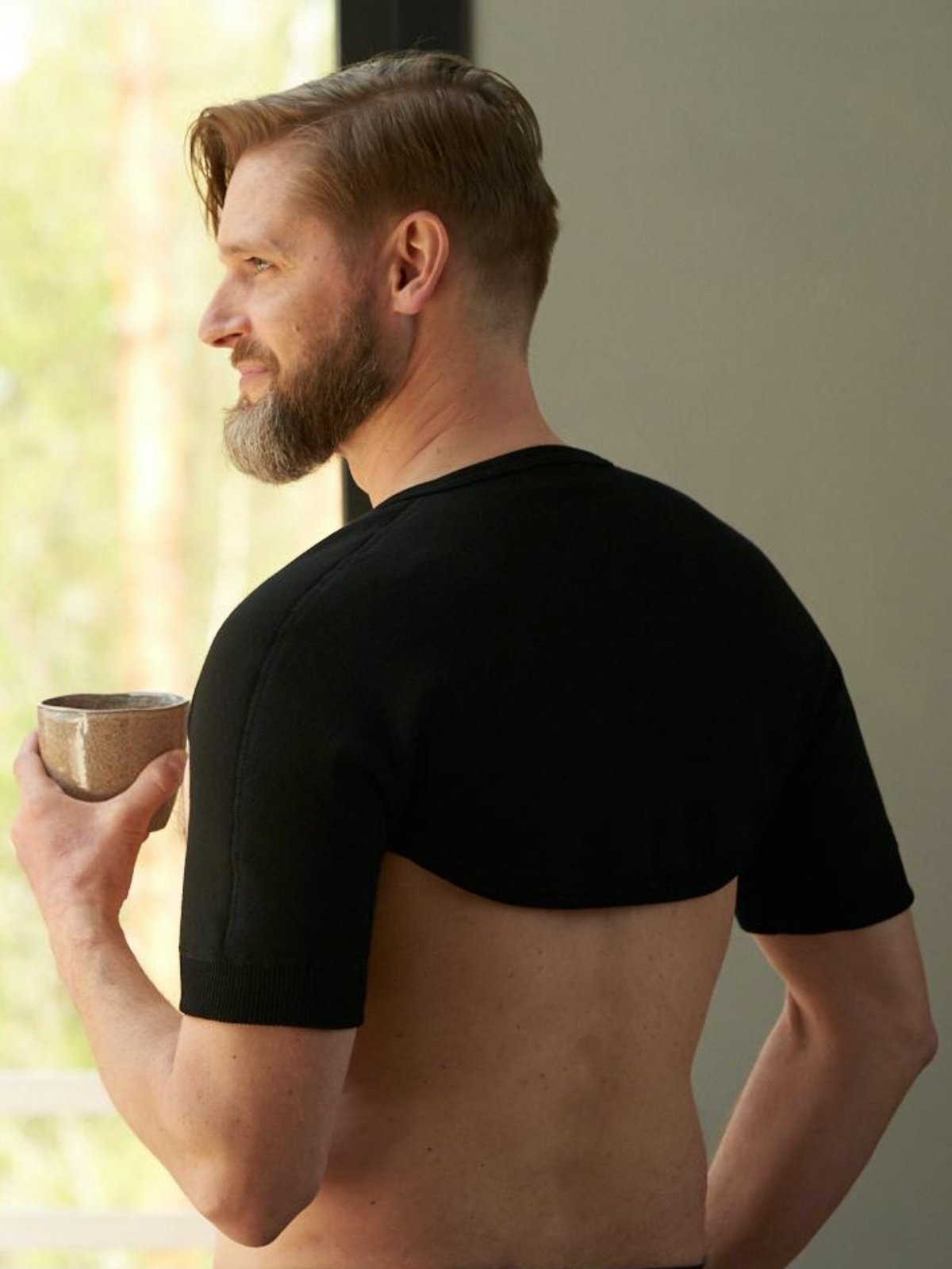 Ruskovilla_aikuiset_adults_hartialammitin_shoulderwarmer_musta_black2.jpg