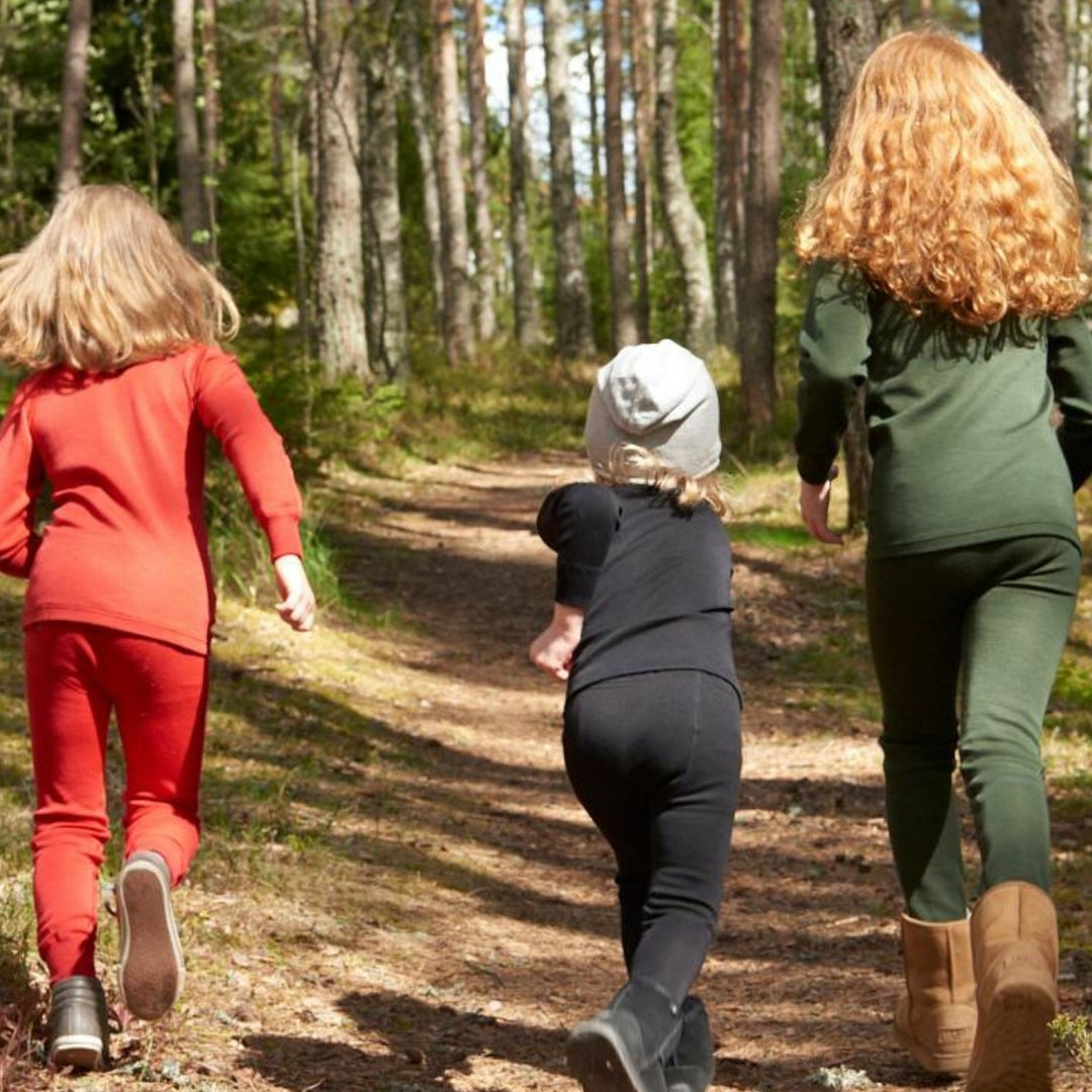 Ruskovilla_lapset_children_merinovilla_merinowool_punainen_red_musta_black_vihrea_green2.jpg