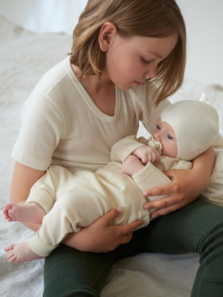 Ruskovilla_vauva_baby_merinovilla_merinowool_body_housut_pants_silkkimyssy_silkbonnet3.jpeg